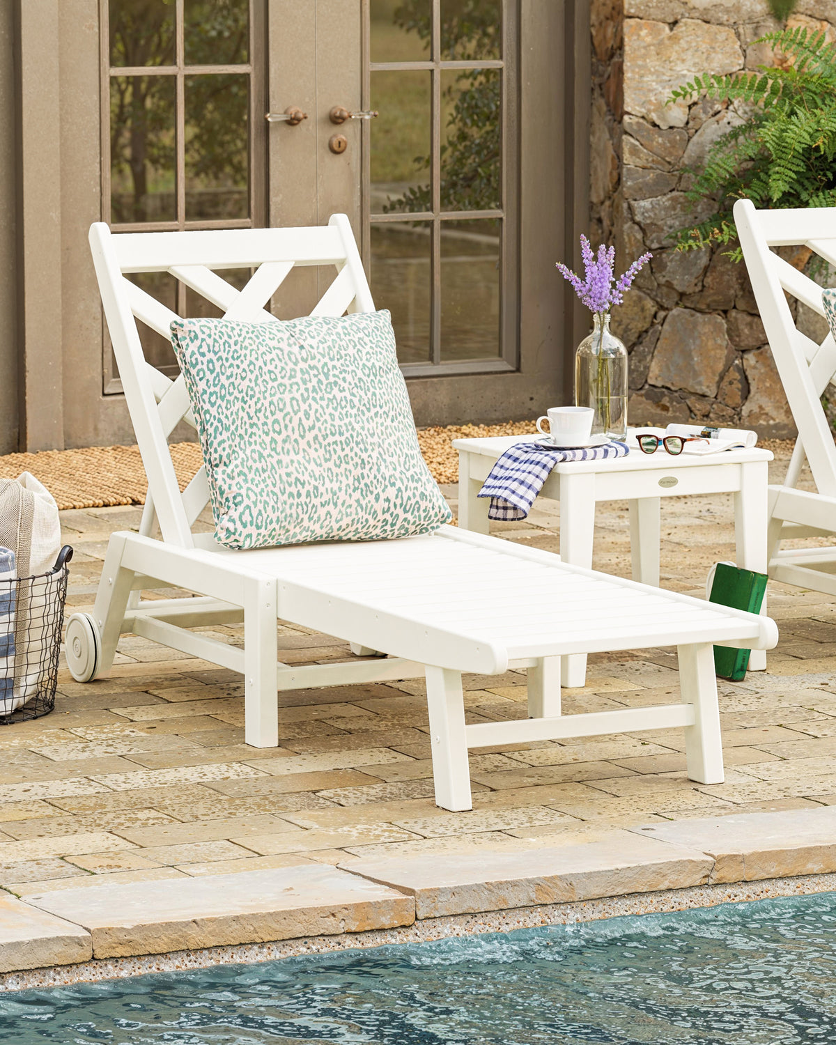 Wovendale Chaise with Wheels